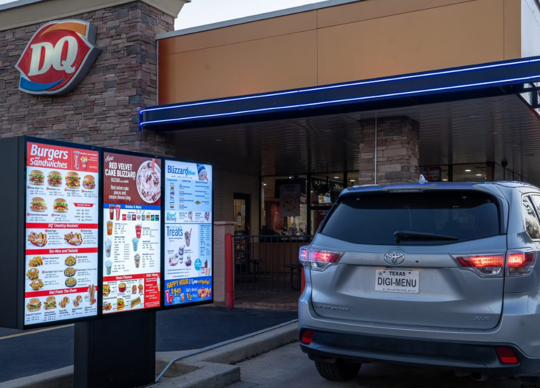 Daytime drive-thru with WAND outdoor digital menus